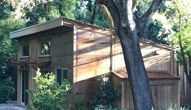 Rustic Contemporary Cottage in Quiet Setting - near downtown. 3-night min.