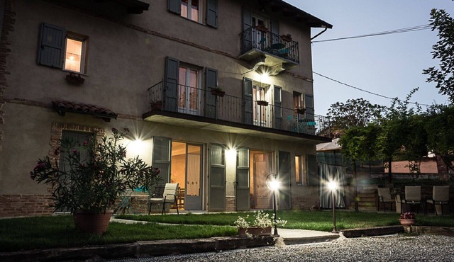 Rustic cottage with jacuzzi and swimming pool, in the green Monferrato of Asti