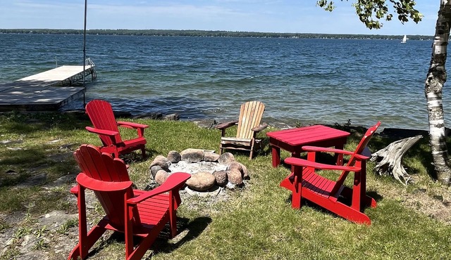 Rustic Cottage on Lake Couchiching and 5 minutes from Casino Rama