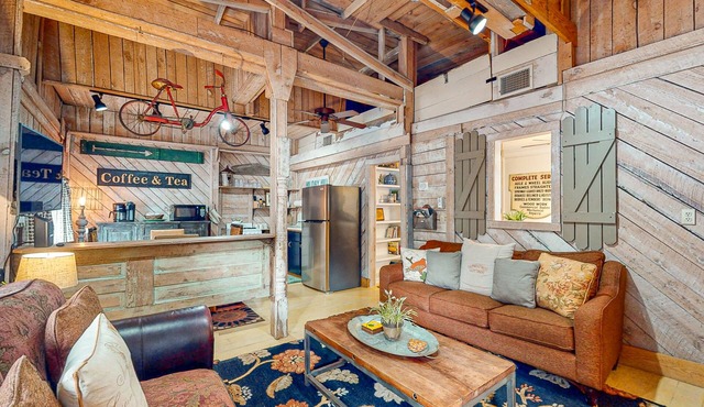 Rustic cottage with backyard & central AC - near downtown attractions
