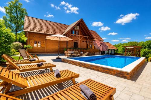 Rustic Cottage With Heated Pool - Happy Rentals