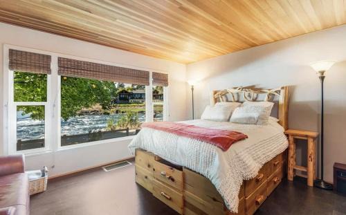 Rustic Cottage with views of the Deschutes River