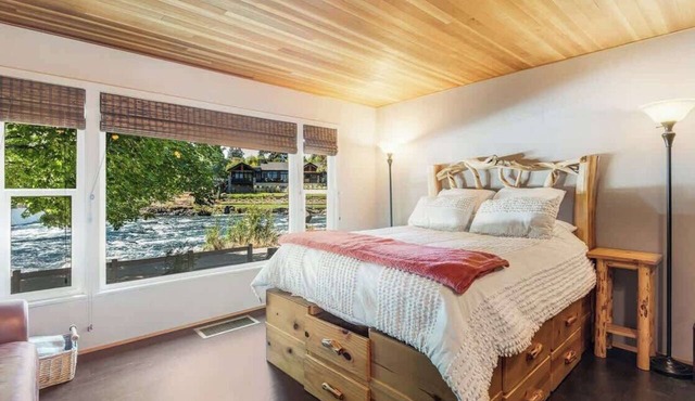 Rustic Cottage with Views of the Deschutes River!