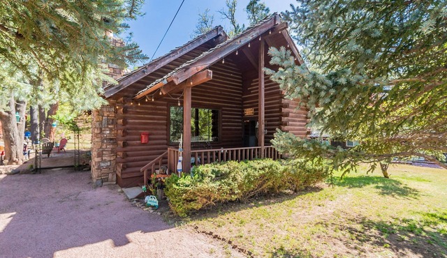 Rustic Cozy Cabin Hideaway with Loft & Casita in the Pines