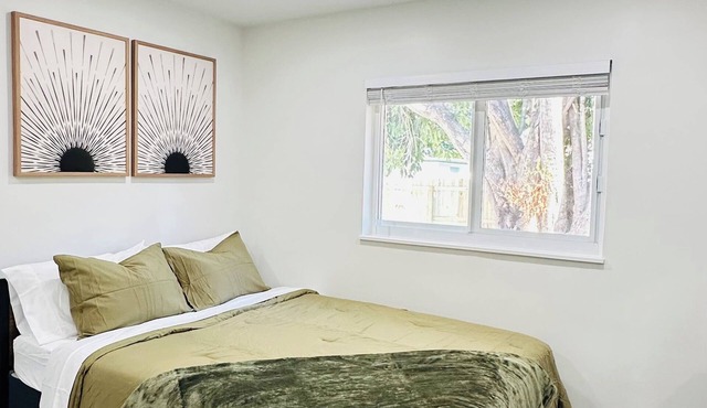 Rustic Cozy Duplex Unit Near IMG & Beaches