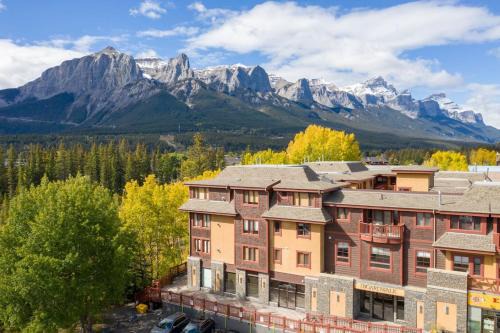 Rustic Creekside Retreat 2BR with Stunning View
