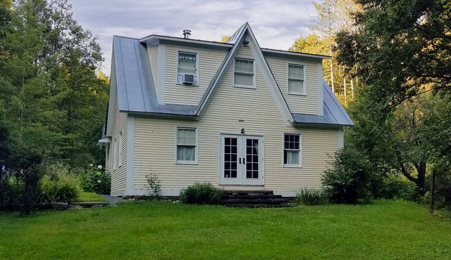 Rustic dog-friendly home near Woodstock & skiing with views of Barnard Brook