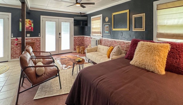 Rustic Downtown Eureka Springs Ground Floor Flat w/Parking & Full Kitchen