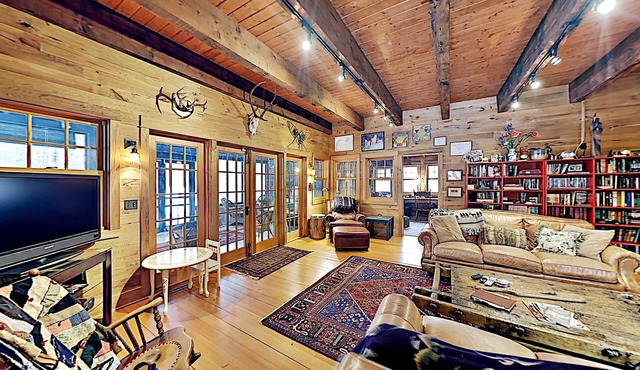 Rustic Elegance Beautiful cabin with screen porch on clear, private lake