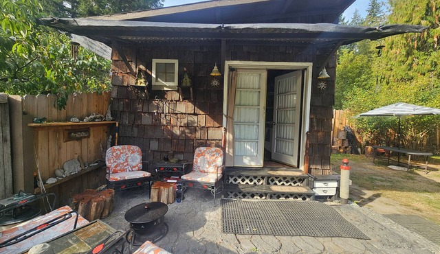 Rustic, enchanting, cozy little cabin in Sequim