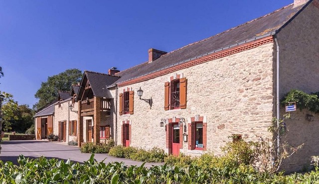 Rustic Getaway: Cozy Room, Private Bath, Breakfast, and Family Friendly in Bouvron