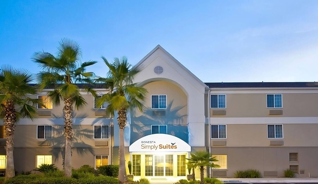Rustic Getaway in Jacksonville! 2 Spacious Units, Full Kitchen, Pets Allowed!