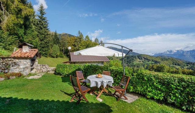 Rustic Holiday Home “Baita Nido tra i Monti” with Mountain View & Terrace