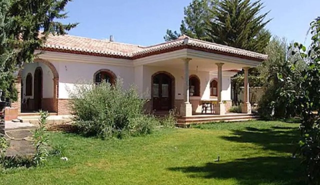 Rustic house next to Granada. Charm and nature