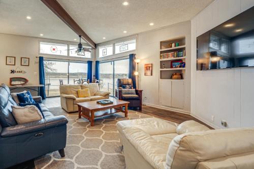 Rustic Lake Buchanan Hideaway w/Game Room & Grill