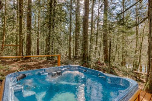 Rustic lodge with private hot tub fireplace & riverfront views - dog-friendly