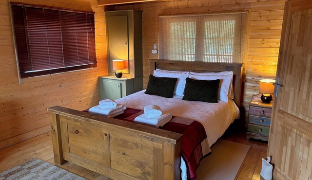 Rustic Log Cabin Hideaway – Romantic Couples’ Retreat in South Downs