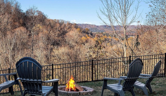 Rustic Log Cabin minutes from the Lake