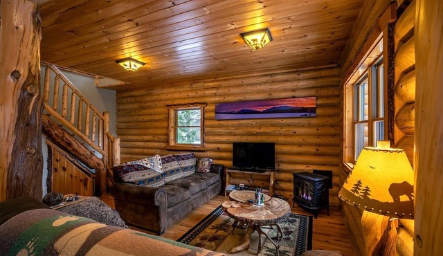 Rustic Log Cabin with Jacuzzi Bathtub in the Adirondack Mountains, New York