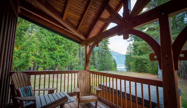 Rustic luxury in the wilderness, by the beach with lake views