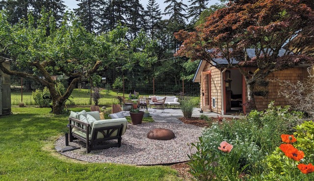 Rustic Modern Farmhouse on Vashon Island with Hot Tub & IR Sauna, Firepit