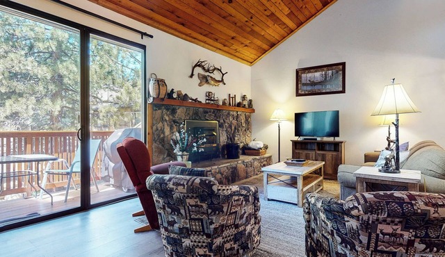 Rustic Mountain Townhome. Private Gas Grill, Washer/Dryer, On Site Pool