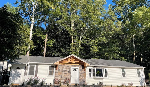 Rustic Pines on Buckeye Trail with hot tub