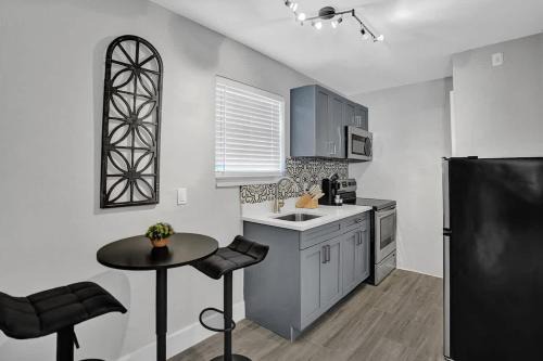 Rustic Retreats Cozy 1BR For 4 Guests In The Heart Of Fort Lauderdale