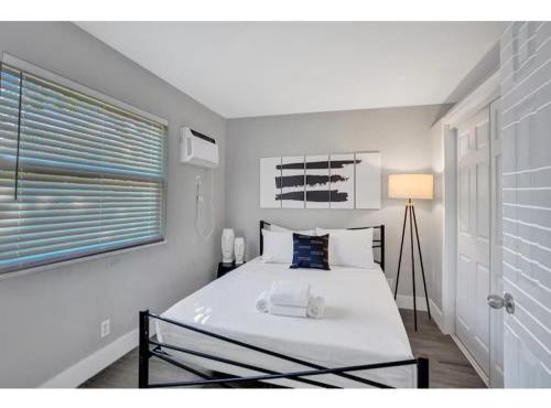 Rustic Retreats Modern 1BR for 4 guests in the heart of Fort Lauderdale