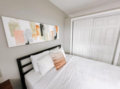 Rustic Retreats Modern 1BR for 4 guests in the heart of Fort Lauderdale