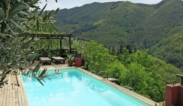 Rustic single house with exclusive swimming pool and large private garden