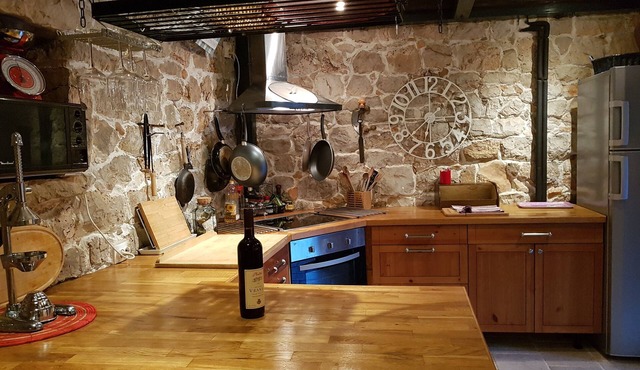 Rustic stone house with roof terrace and courtyard f. 4-6 people