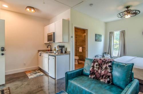 Rustic Studio Walkable to Music Row! by Stay Local Nashville