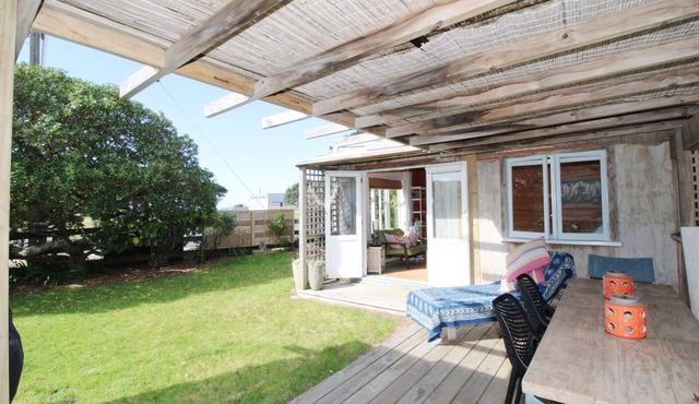Rustic Sunny Whangapoua Cabins
