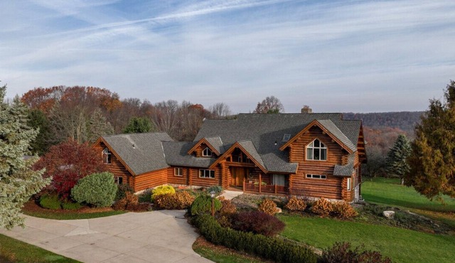 Rustic Timber Lodge w/Hot Tub-Sleeps 16