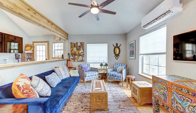 Rustic Vibrant Loft in Montrose Houston