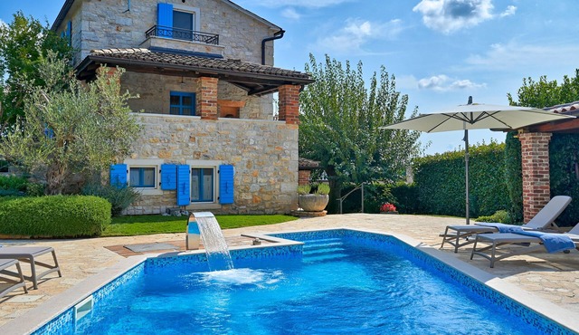 Rustic Villa Simone with pool for 8 persons is located 8 km from Porec