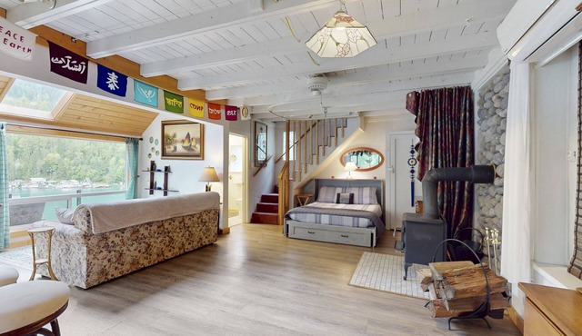 Rustic Waterfront Cabin Retreat on Scenic Lake Sutherland