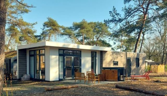 Rustig boshuisje met privé hottub midden in de natuur