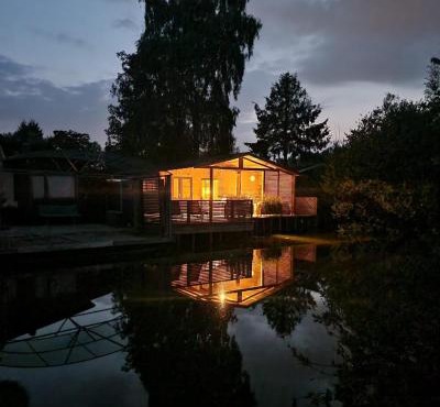 Rustig gelegen chalet Solvo met terras aan het water