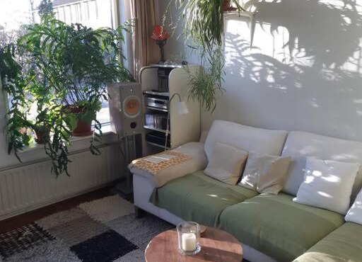rustige hoekwoning met bad, piano en tuin