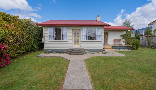 Rustlein Cottage - Te Anau Holiday Home