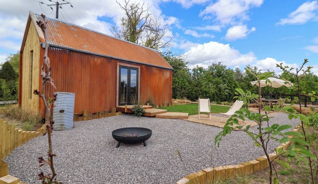 RUSTWOOD MANOR, pet friendly, with a garden in Minety