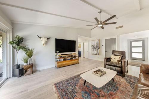 S Austin 3BR 2BA Sauna, Cowboy Pool and Deck, Near SoCo by Austin Vacay