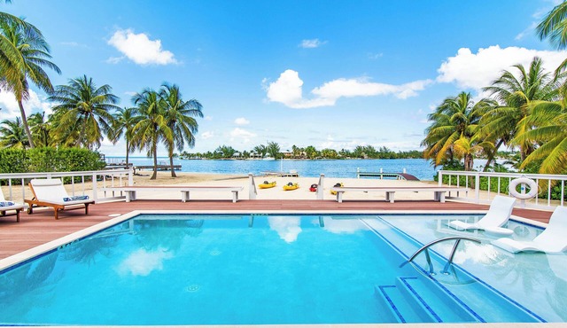S'Kai Fall: Beach House on Bio Bay w/Private Pool + Dock, Walk to Rum Point Club & Kaibo