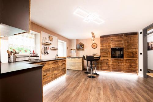 Sa Mont Home - Moderno appartamento con parcheggio, sauna e deposito sci
