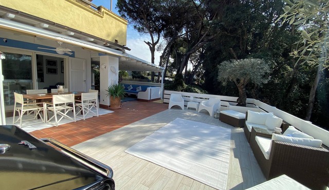 SABAUDIA CENTRO, Small villa surrounded by greenery on the lake