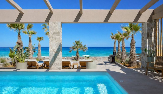 Sabbia Mare BeachFront Villa, steps from Dine&Shop