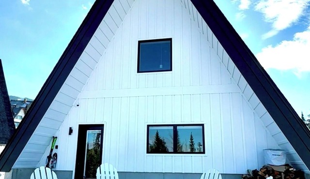 Saddleback - Maine Alpin Haus beautiful trailside ski-in/ski-out A-Frame with mountain views