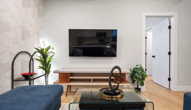 Safe and Prime location - 5 mins to downtown